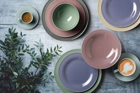 Farbenfrohe Keramikschüsseln mit glänzender Glasur in verschiedenen Größen