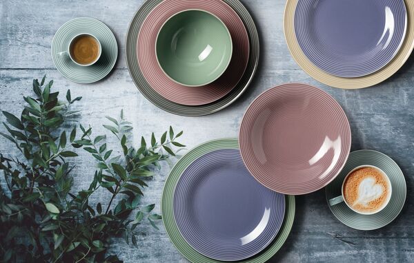 Farbenfrohe Keramikschüsseln mit glänzender Glasur in verschiedenen Größen