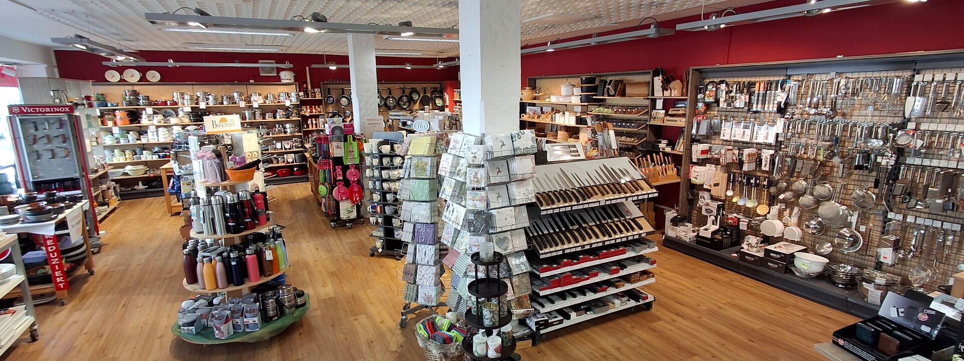 Innenansicht des Ladengeschäfts von Probst Haushaltswaren in Lenggries im Jahr 2025